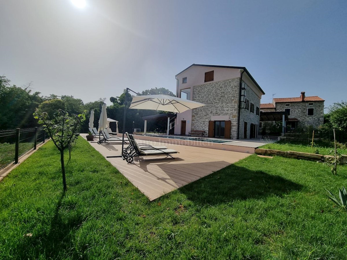 Stone villa with swimming pool near Brtonigla