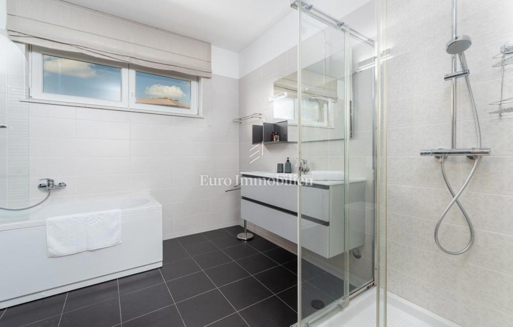 Dintorni di Rovigno, bellissima villa con due piscine e sauna