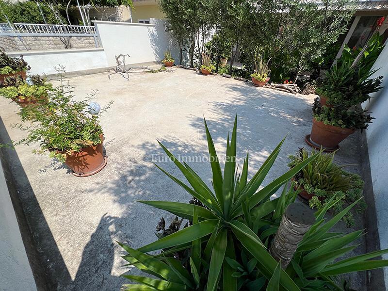 Makarska - grazioso appartamento con garage e giardino