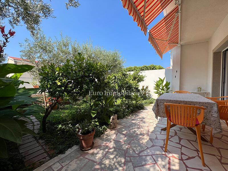 Makarska - grazioso appartamento con garage e giardino