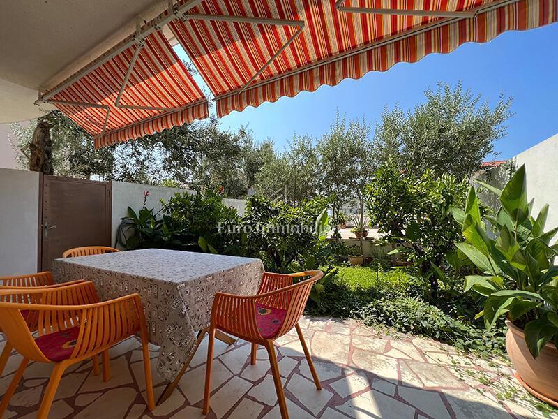 Makarska - grazioso appartamento con garage e giardino