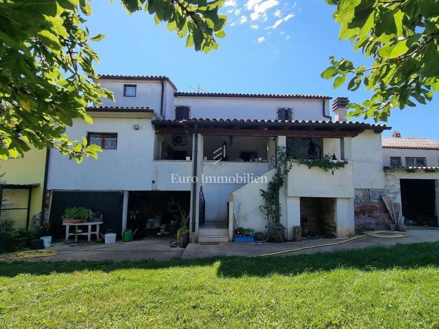 Potenziale! Casa in pietra con 2300 mq di terreno edificabile