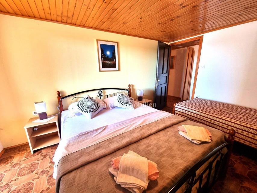 Potenziale! Casa in pietra con 2300 mq di terreno edificabile