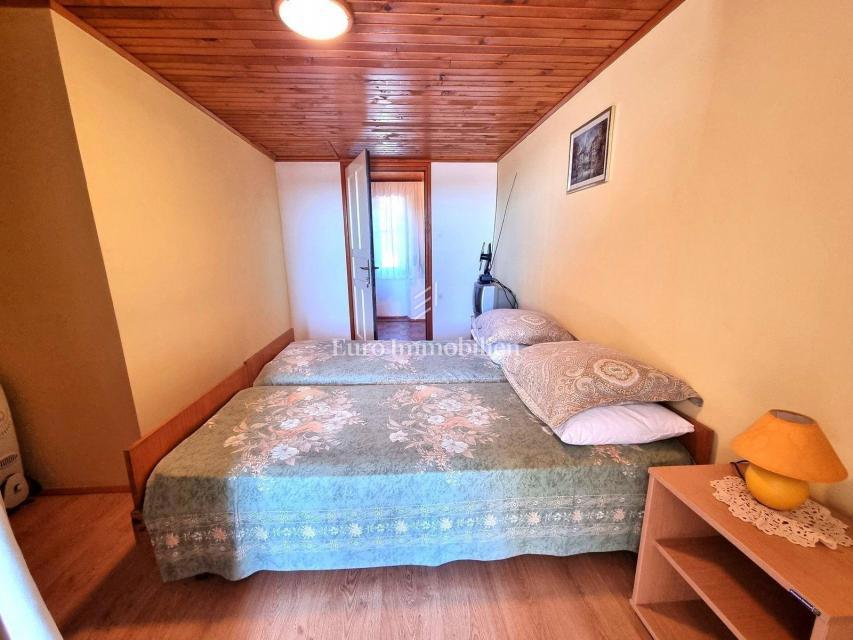 Potenziale! Casa in pietra con 2300 mq di terreno edificabile