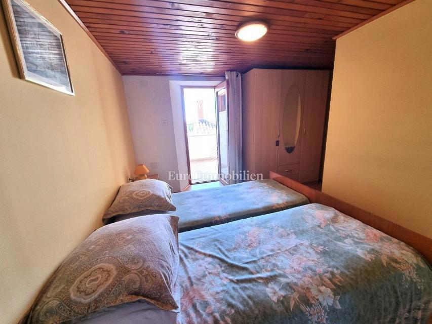 Potenziale! Casa in pietra con 2300 mq di terreno edificabile