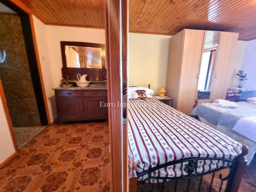 Potenziale! Casa in pietra con 2300 mq di terreno edificabile
