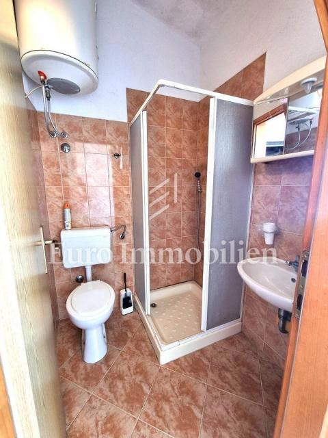 Potenziale! Casa in pietra con 2300 mq di terreno edificabile