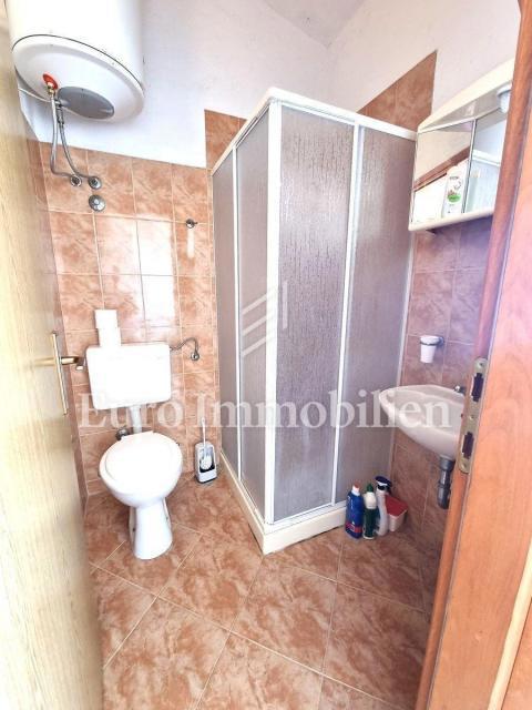 Potenziale! Casa in pietra con 2300 mq di terreno edificabile