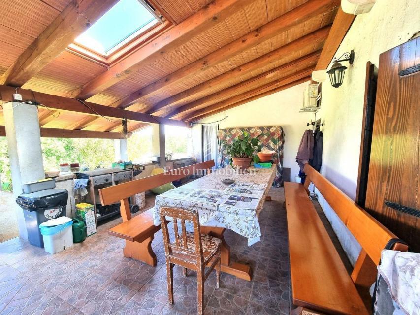 Potenziale! Casa in pietra con 2300 mq di terreno edificabile