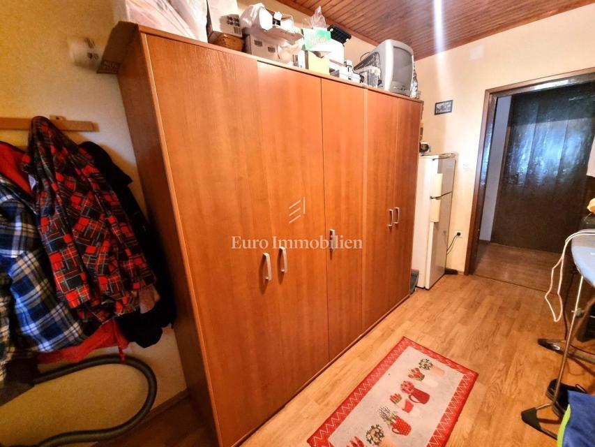 Potenziale! Casa in pietra con 2300 mq di terreno edificabile