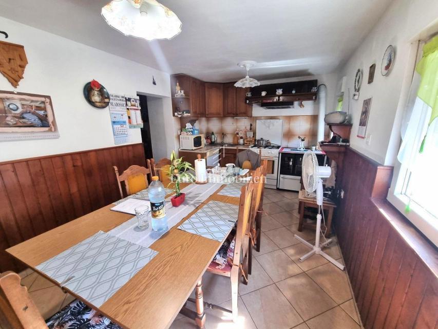 Potenziale! Casa in pietra con 2300 mq di terreno edificabile