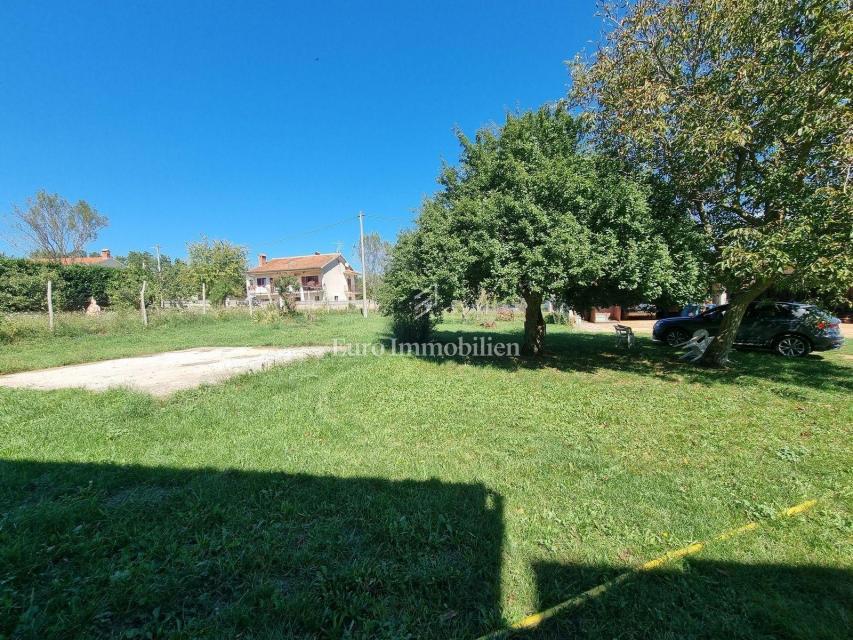Potenziale! Casa in pietra con 2300 mq di terreno edificabile