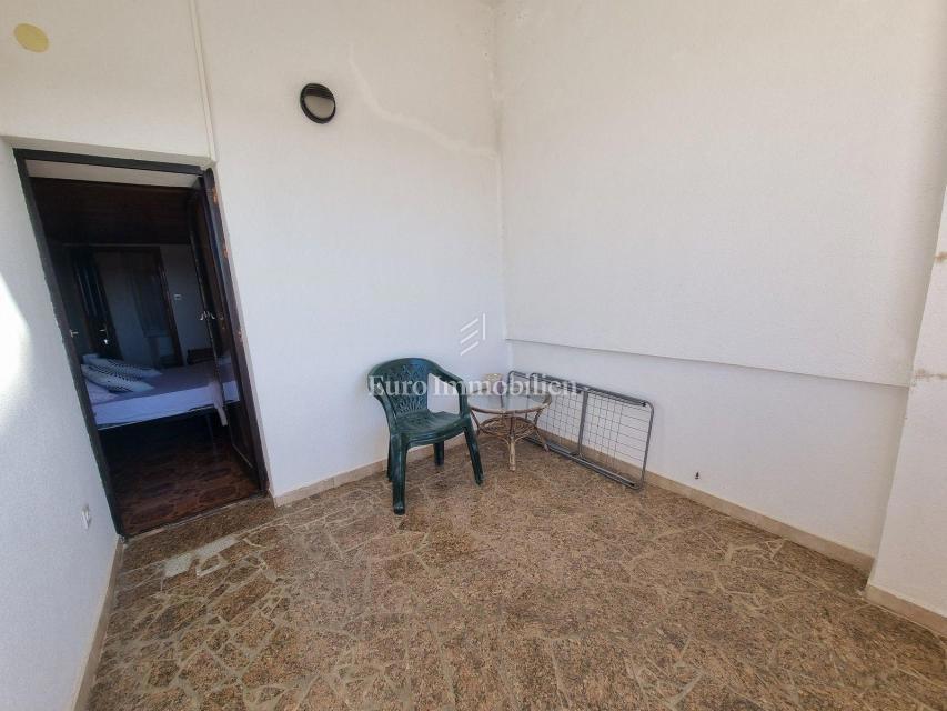 Potenziale! Casa in pietra con 2300 mq di terreno edificabile