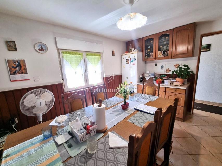 Potenziale! Casa in pietra con 2300 mq di terreno edificabile