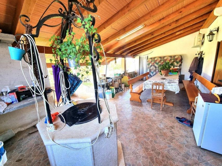 Potenziale! Casa in pietra con 2300 mq di terreno edificabile