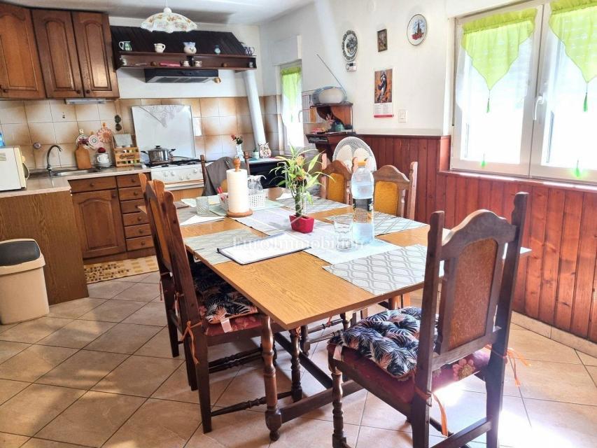 Potenziale! Casa in pietra con 2300 mq di terreno edificabile