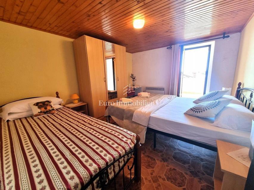 Potenziale! Casa in pietra con 2300 mq di terreno edificabile