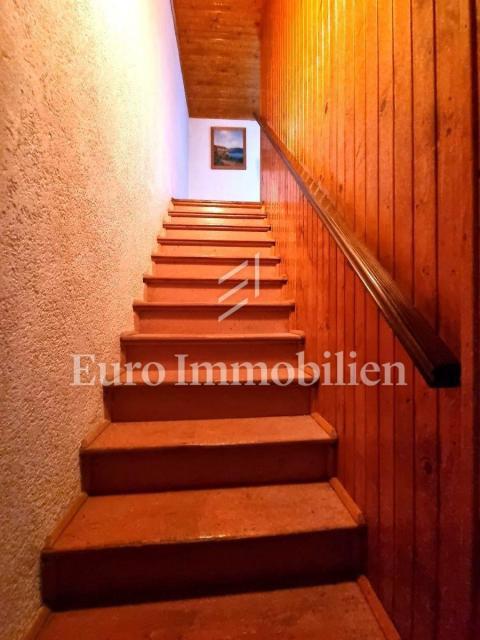Potenziale! Casa in pietra con 2300 mq di terreno edificabile
