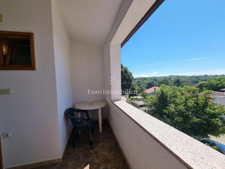 Potenziale! Casa in pietra con 2300 mq di terreno edificabile