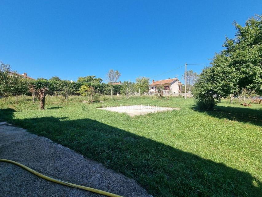 Potenziale! Casa in pietra con 2300 mq di terreno edificabile
