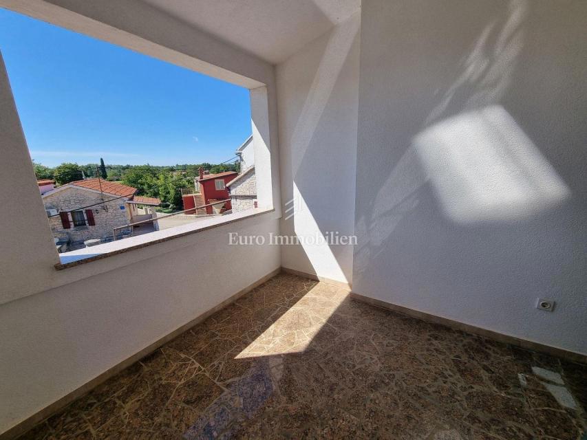 Potenziale! Casa in pietra con 2300 mq di terreno edificabile