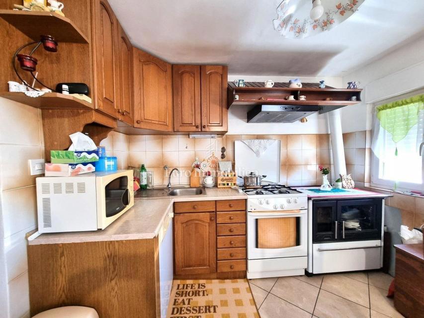Potenziale! Casa in pietra con 2300 mq di terreno edificabile
