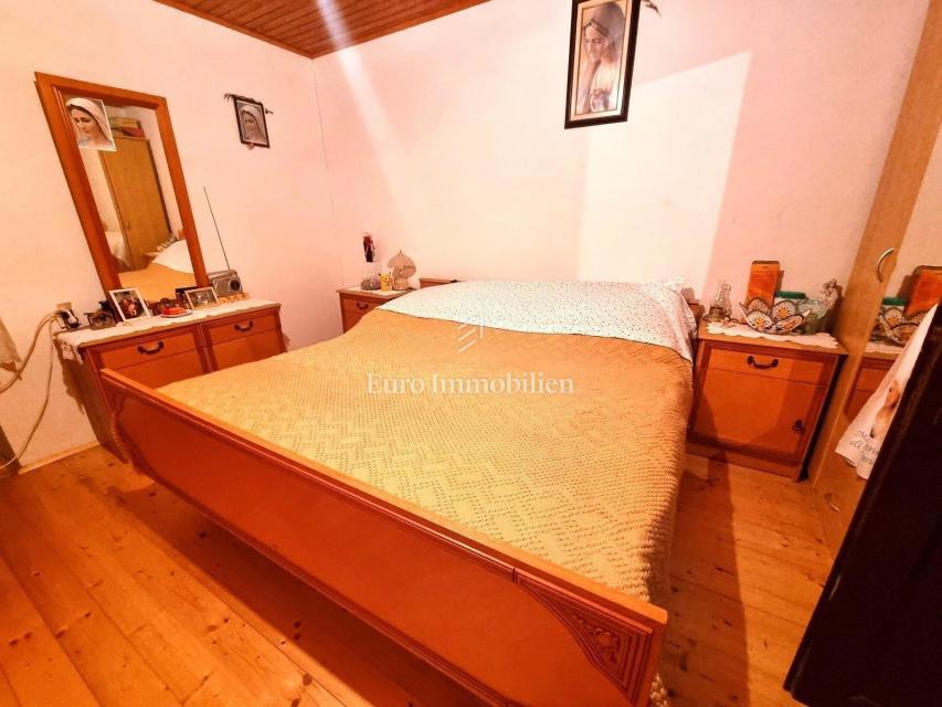 Potenziale! Casa in pietra con 2300 mq di terreno edificabile