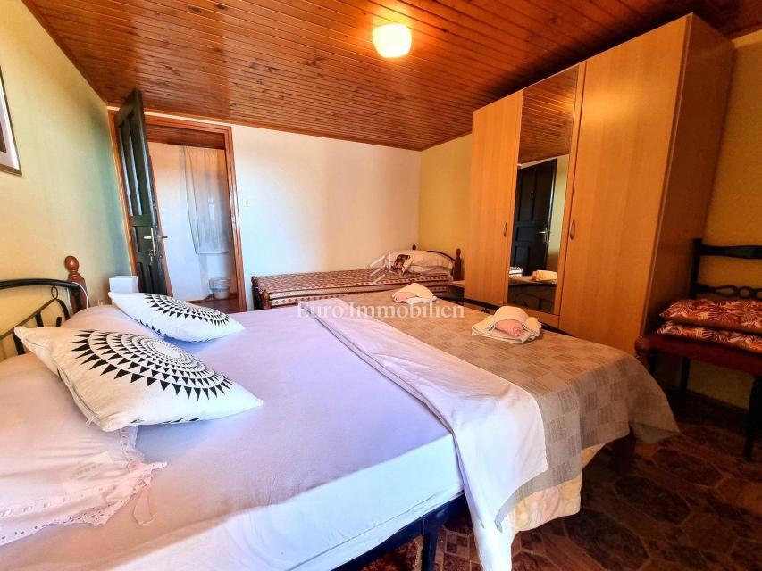 Potenziale! Casa in pietra con 2300 mq di terreno edificabile