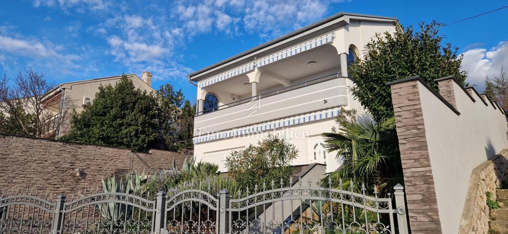 Casa ristrutturata con due appartamenti e giardino - Klenovica