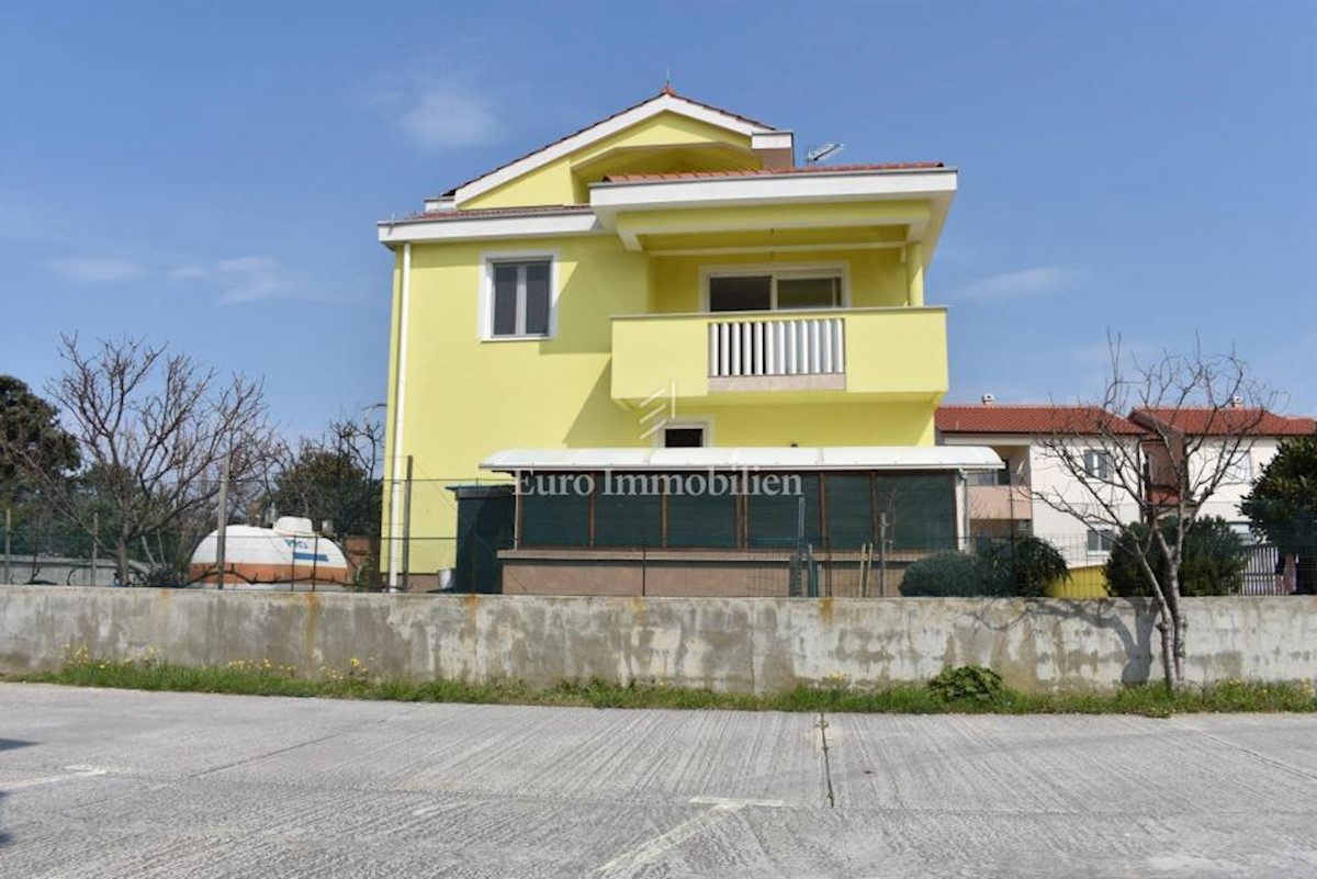 Casa con tre appartamenti, vicino al mare