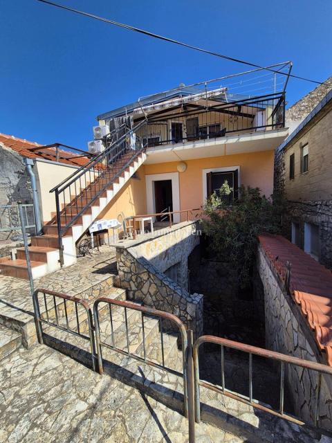 Murter - casa in pietra con vista mare