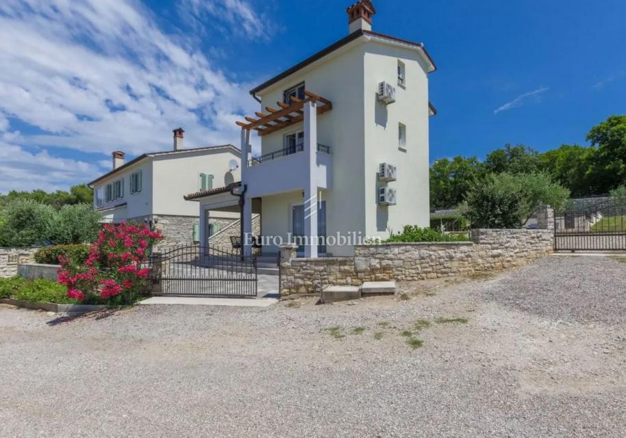 Villa con piscina e vista mare