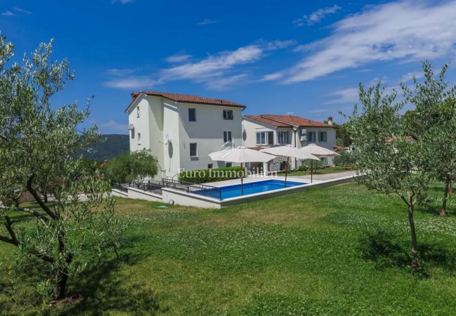 Villa con piscina e vista mare