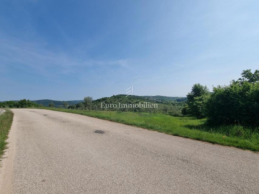 VICINO A BUJA! Più terreno edificabile con infrastrutture