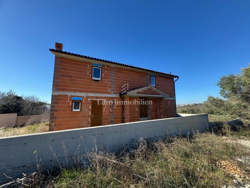 Labin - casa in costruzione con piscina