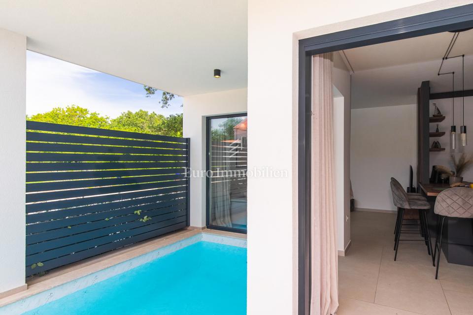 Appartamento con piscina e giardino