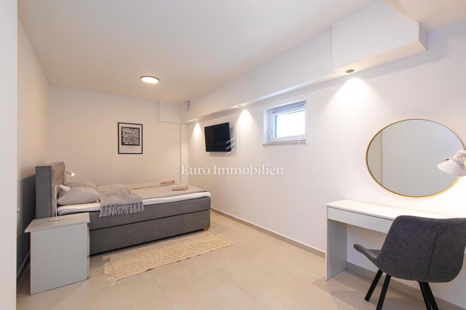 Appartamento con piscina e giardino