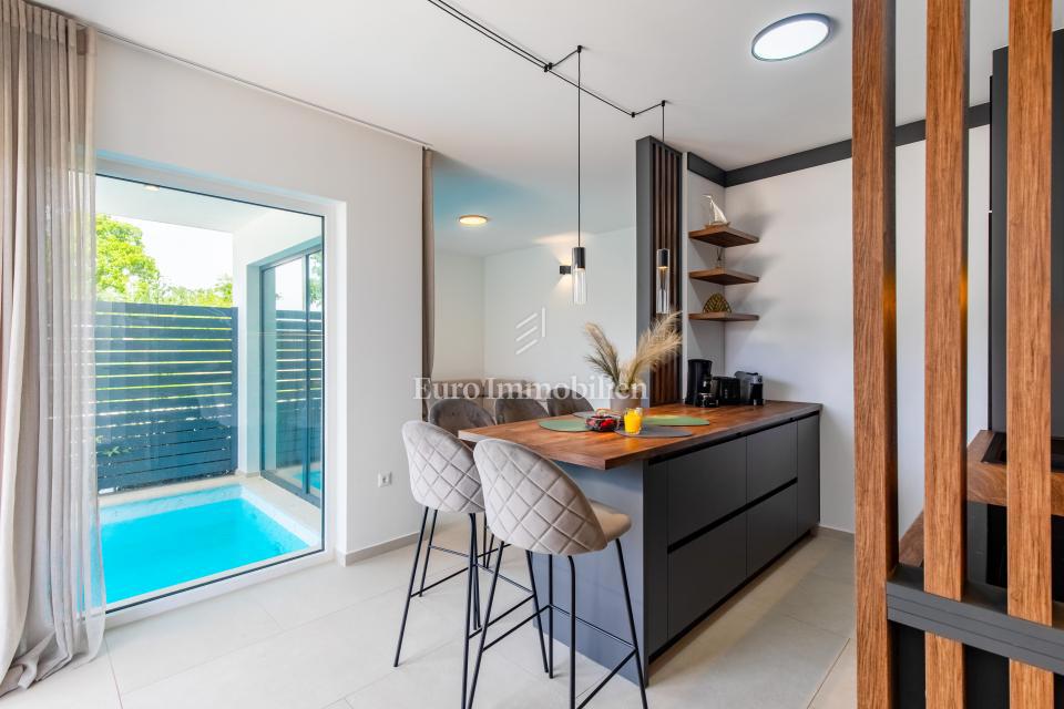 Appartamento con piscina e giardino