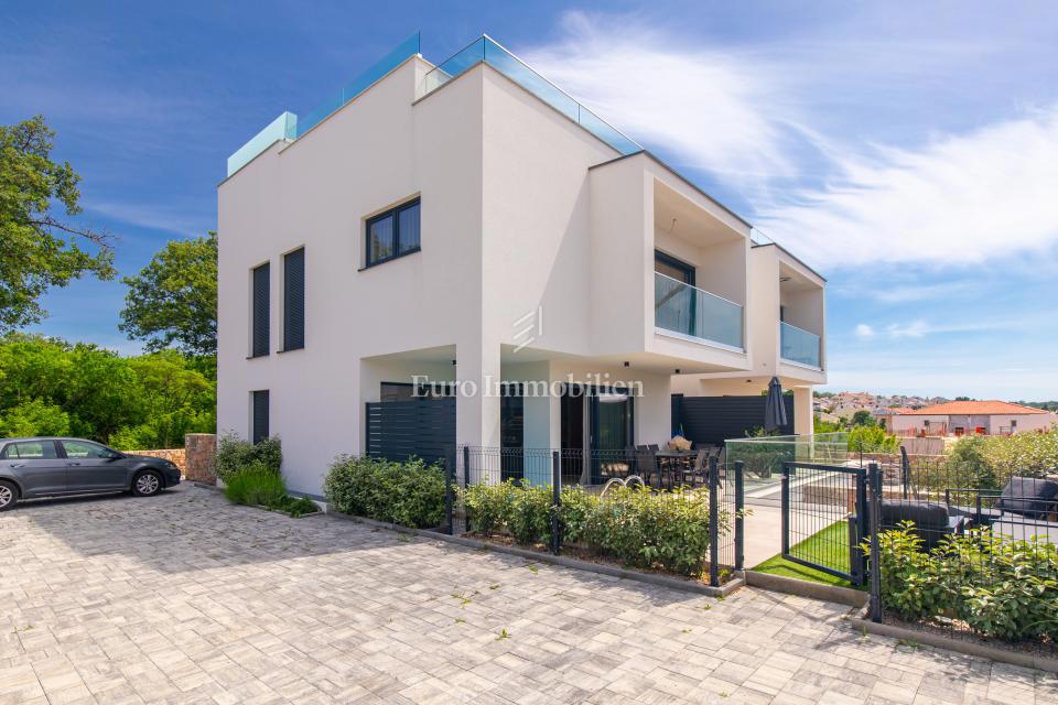 Appartamento con piscina e giardino