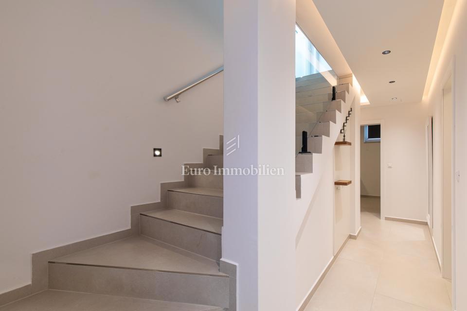 Appartamento con piscina e giardino