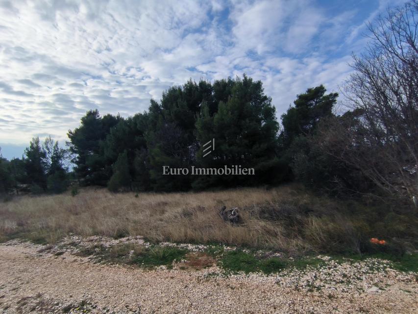Starigrad - terreno edificabile vicino al mare