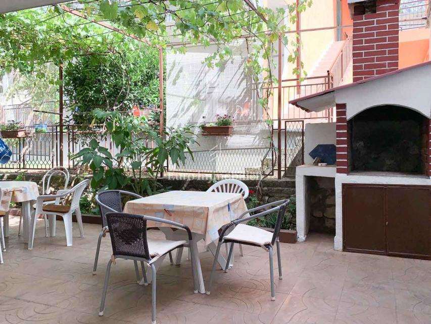 Živogošće - casa con 7 appartamenti vicino alla spiaggia