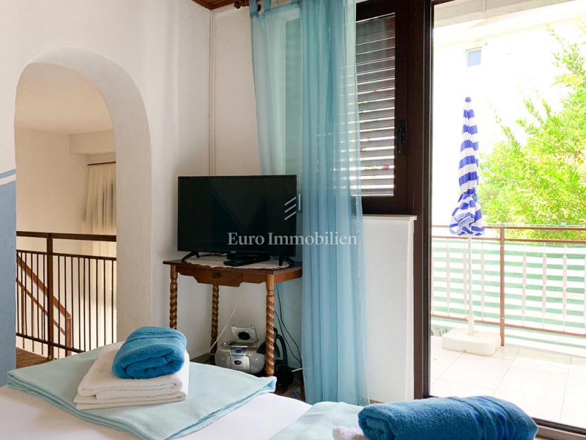 Živogošće - casa con 7 appartamenti vicino alla spiaggia