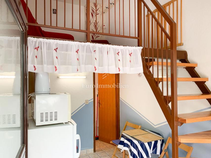 Živogošće - casa con 7 appartamenti vicino alla spiaggia