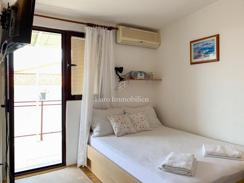 Živogošće - casa con 7 appartamenti vicino alla spiaggia