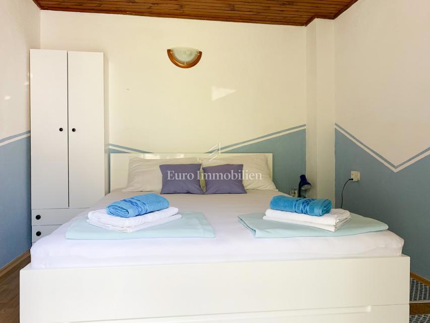 Živogošće - casa con 7 appartamenti vicino alla spiaggia