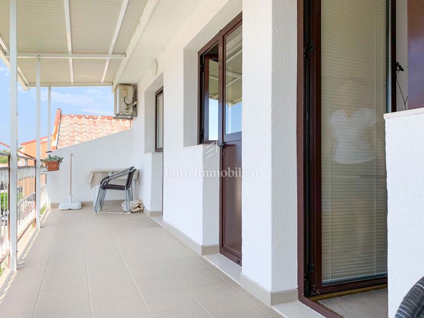 Živogošće - casa con 7 appartamenti vicino alla spiaggia