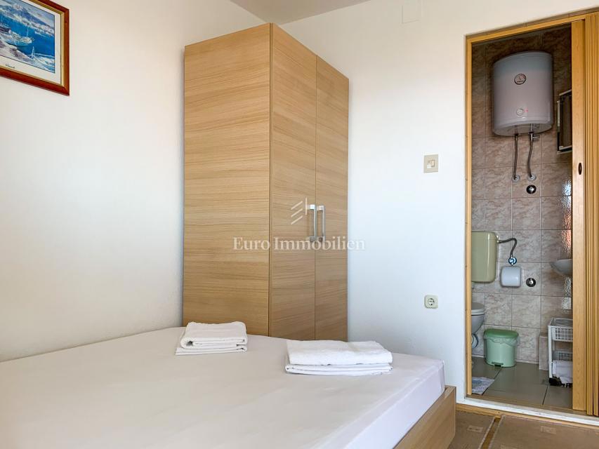 Živogošće - casa con 7 appartamenti vicino alla spiaggia