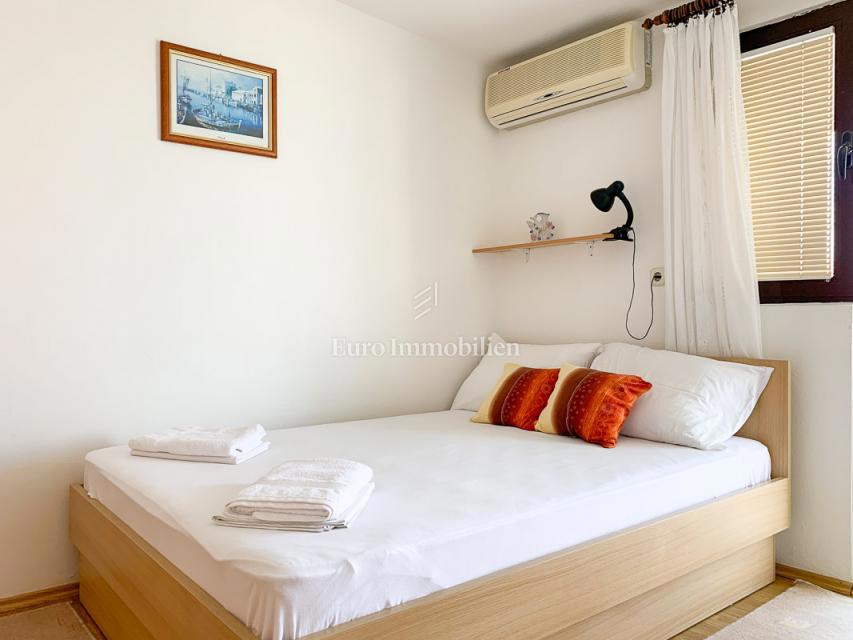 Živogošće - casa con 7 appartamenti vicino alla spiaggia