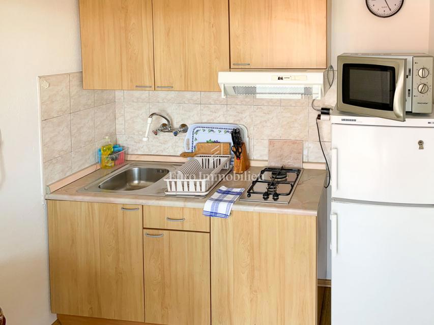 Živogošće - casa con 7 appartamenti vicino alla spiaggia